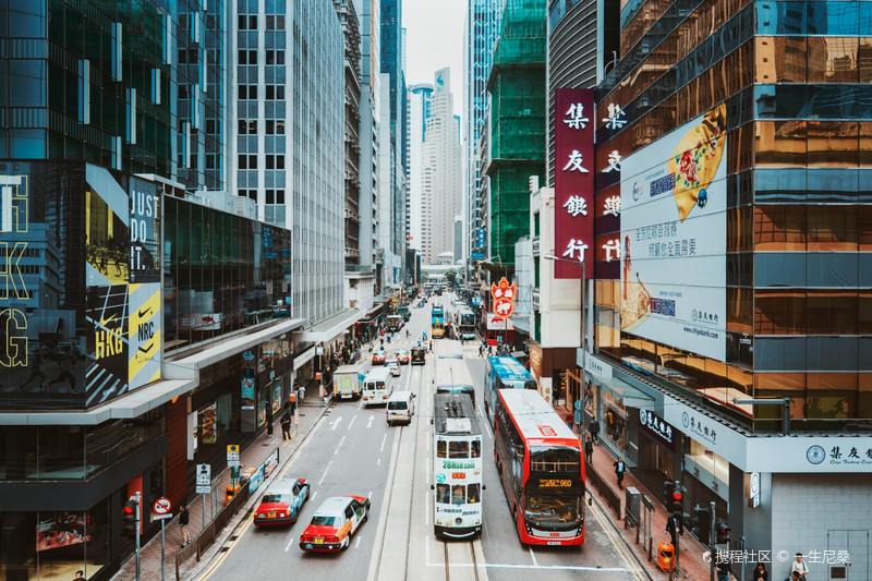 东方明珠璀璨，香港的光辉瞬间